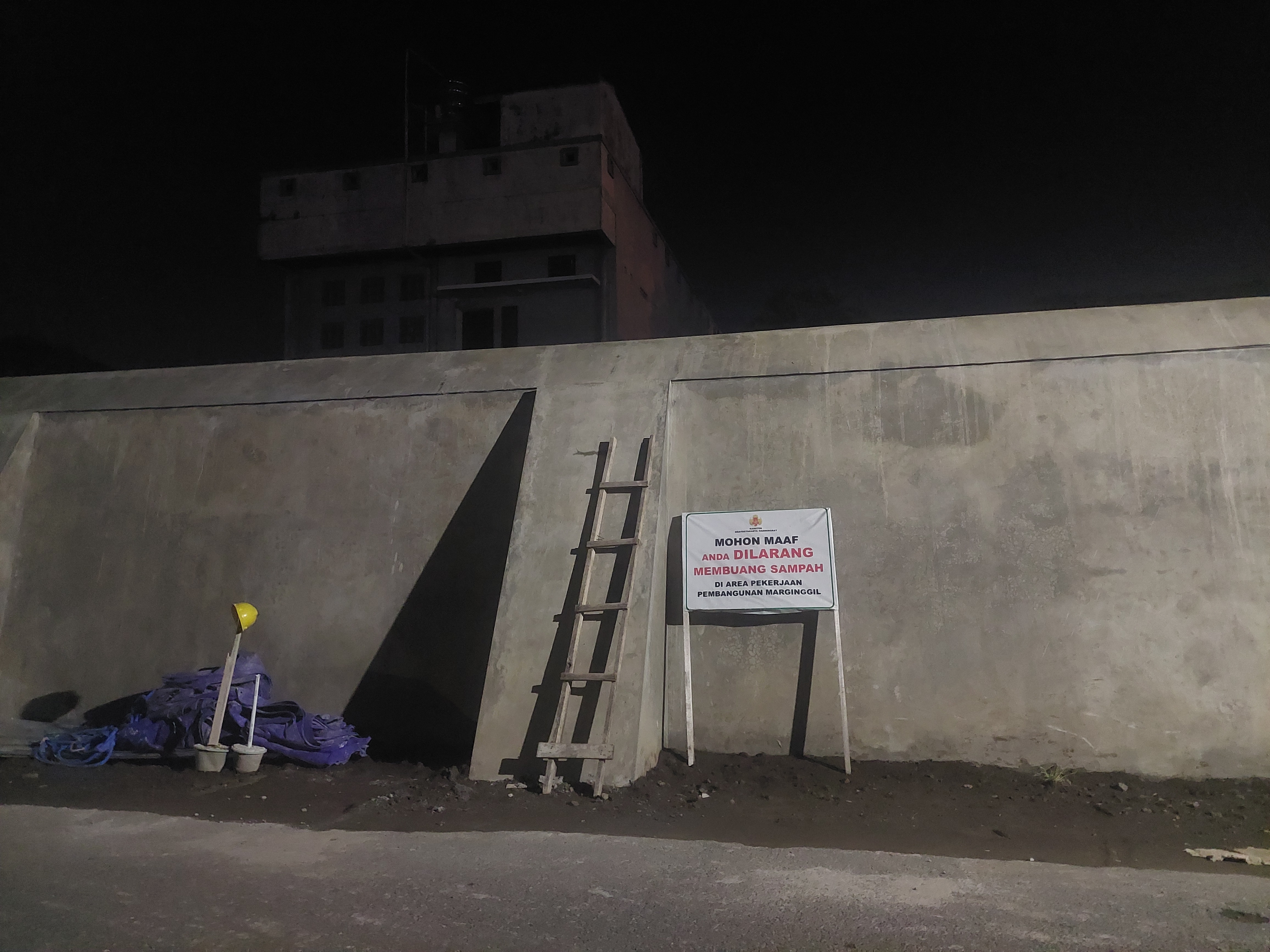 tembok putih benteng kraton pasca revitalisasi. tanpa coretan grafiti, tak terlihat aktivitas para nabi